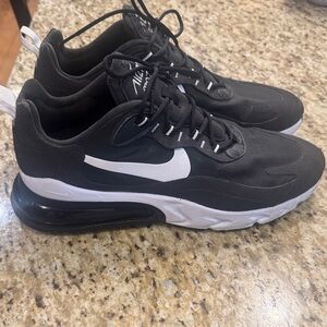 Nike Men's Black and White Air Max 270 Sneakers size 11